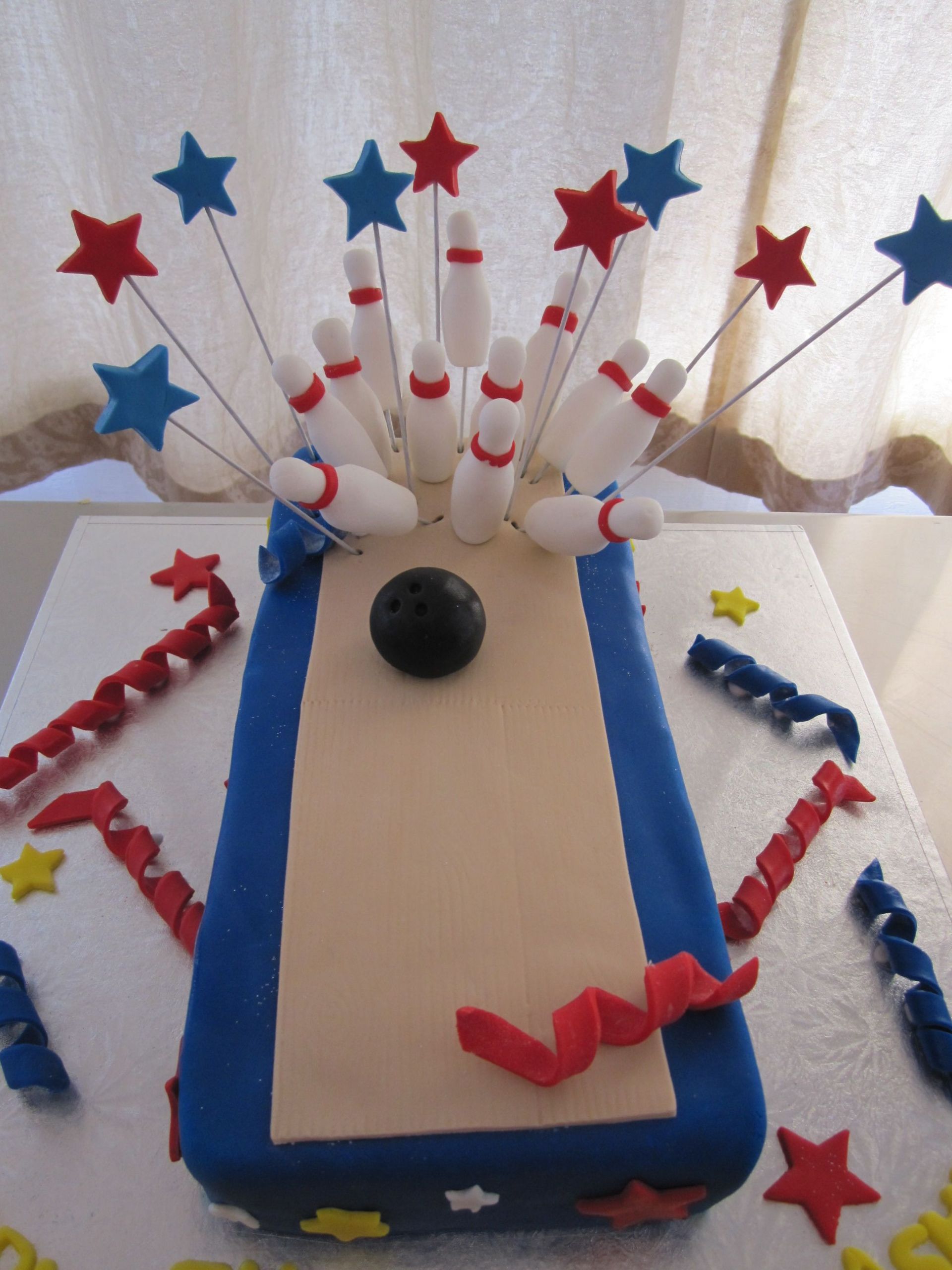 Bowling Birthday Cake
 ten pin bowling cake Treat cakes Pinterest