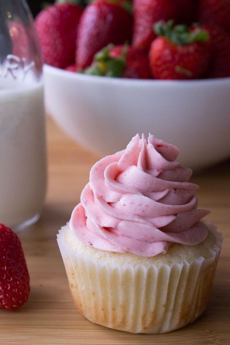 Gourmet Super Moist Vanilla Cupcakes Recipes
 Vanilla Cupcakes with Fresh Strawberry Buttercream