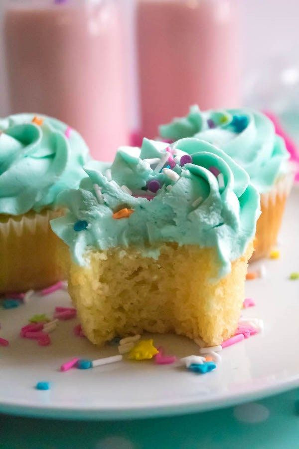 Gourmet Super Moist Vanilla Cupcakes Recipes
 Perfectly Moist and Fluffy Vanilla Cupcakes