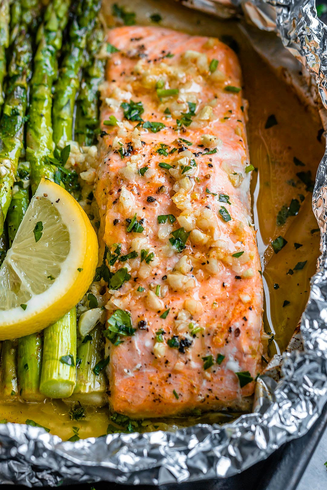 Salmon With Asparagus
 Baked Salmon in Foil Packs with Asparagus and Garlic