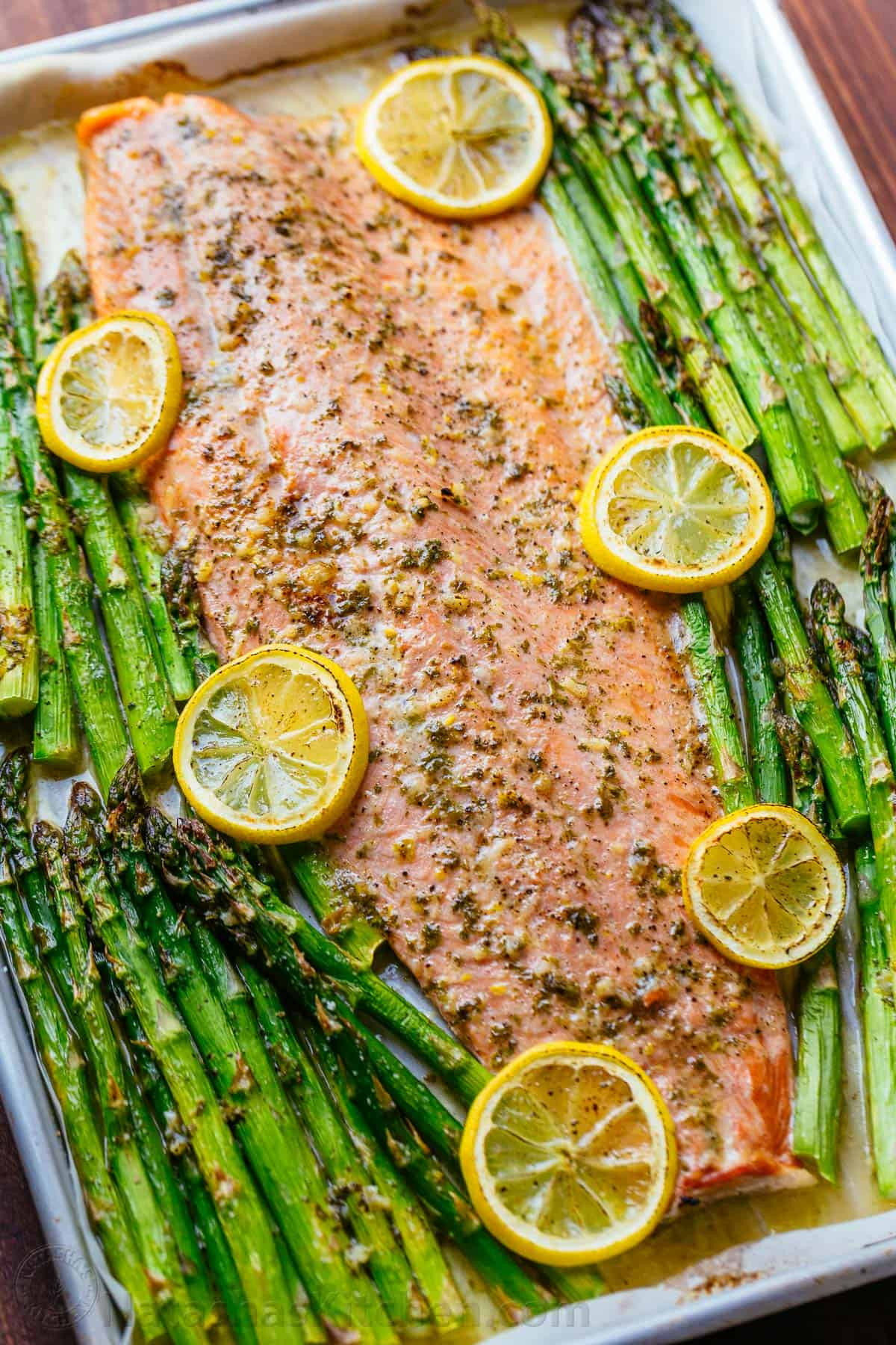 Salmon With Asparagus
 e Pan Salmon and Asparagus with Garlic Herb Butter