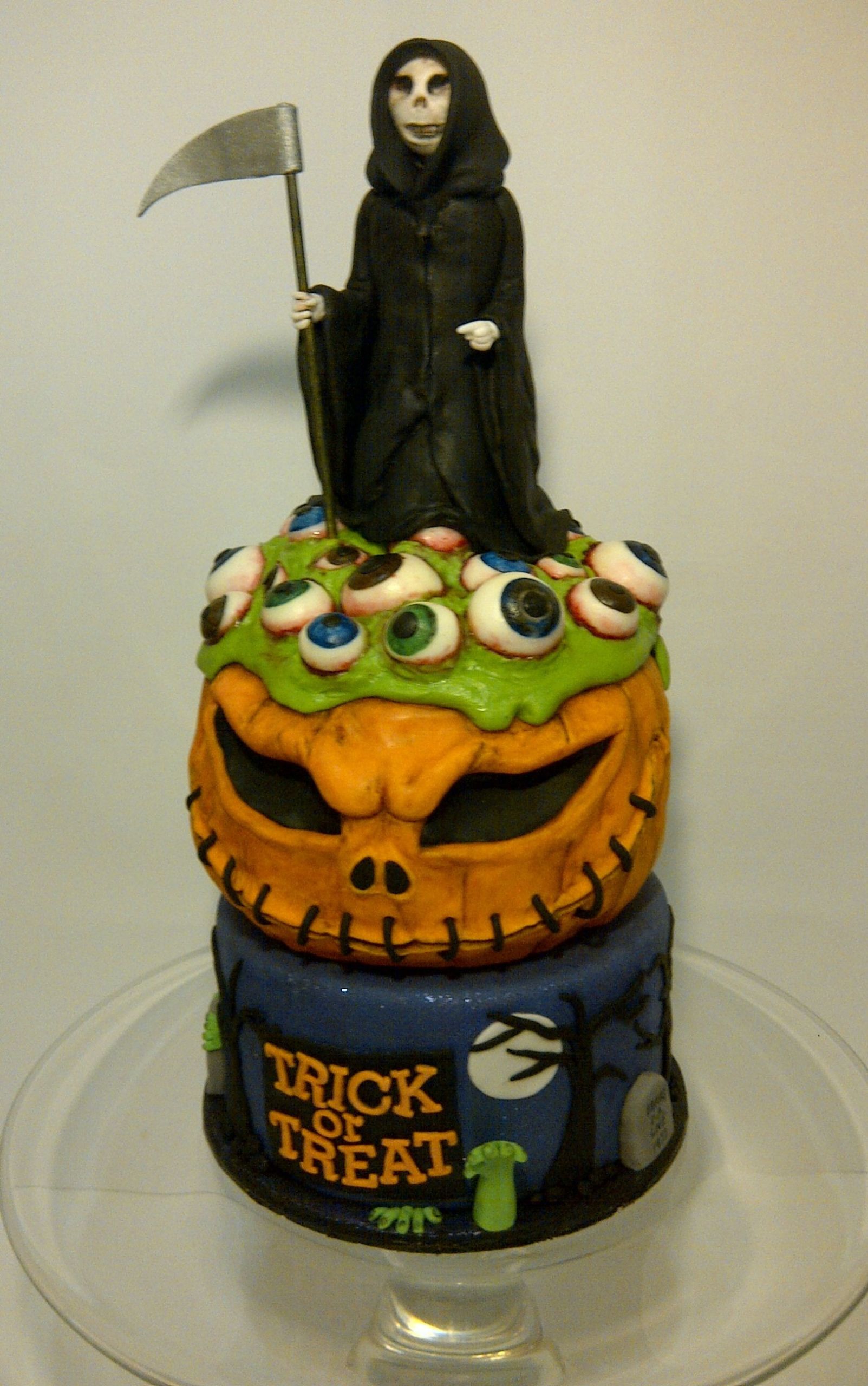 Spooky Halloween Cakes
 Scary Halloween Cake by CakeyCake CakeyCake